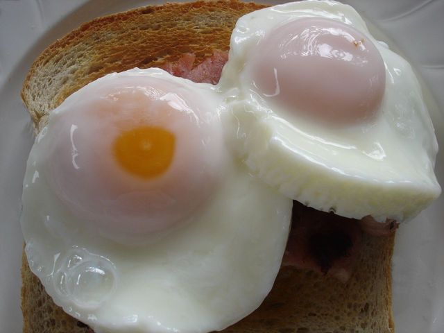 Vajcia s toastom, raňajky.jpg
