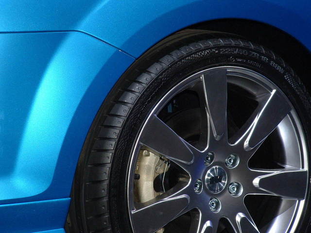 Modré auto – detail na hliníkový strieborný disk