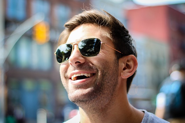 Muž v slnečných okuliaroch sa usmieva