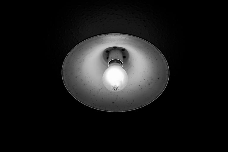 Okrúhla lampa so žiarovkou.jpg