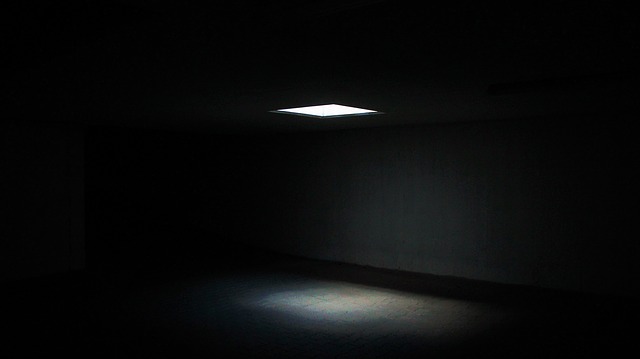 Tmavá miestnosť so zapáleným svetlom na strope 